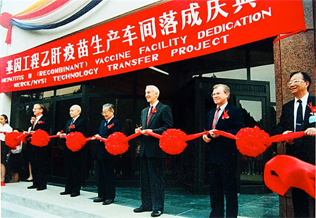1989年，中国生物制品总公司成立。同年，北京生物制品研究所率先从美国默克公司引进重组酵母乙肝疫苗工业化生产技术.jpg